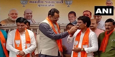 குஜராத்: காங். முன்னாள் எம்.எல்.ஏக்கள் இருவர் பாஜகவில் இணைந்தனர்