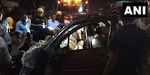 காரும் லாரியும் நேருக்குநேர் மோதல் - புனே விபத்தில் 9 மாணவர்கள் உயிரிழப்பு