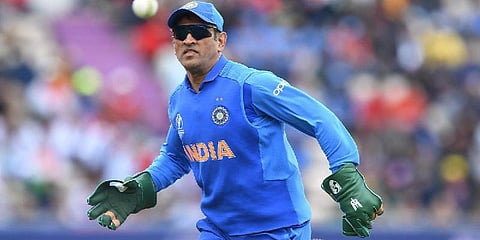 நாடா? கிரிக்கெட்டா? - ராணுவ பயிற்சிக்குப் புறப்படும் தோனி?