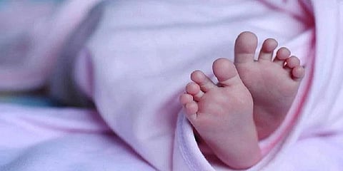 அழுத குழந்தையை தரையில் அடித்துக் கொன்ற குடிகார தந்தை