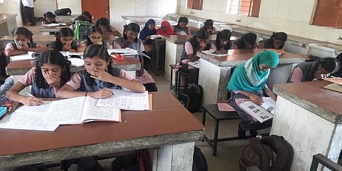 அரசுப்பள்ளி அருகே கழிவுநீர் துர்நாற்றம் - மாணவிகள் கடும் அவதி