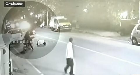 தொழிலதிபரை கிரிக்கெட் மட்டையால் தாக்கிய கொலைவெறி கும்பல் - சிசிடிவி காட்சி