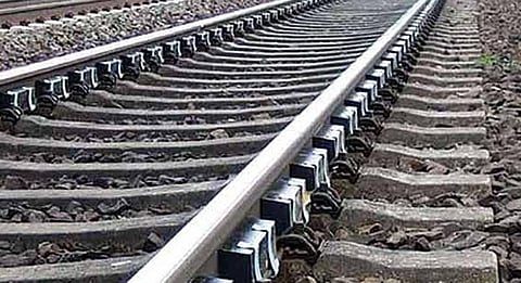 பொள்ளாச்சி அருகே தண்டவாளத்தில் கல்? - ரயிலை கவிழ்க்க சதியா?