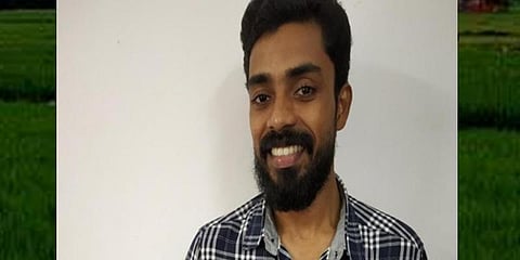 மீன் விற்றுக்கொண்டு பி.எச்.டி படித்த இளைஞர் - வறுமையிலும் வெற்றி