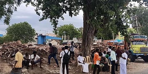 மதுரையில் நூற்றாண்டுகளை கடந்த ஆலமரம் : விழா எடுத்த சமூக ஆர்வலர்கள்