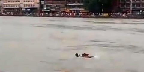 நீரில் மூழ்கிய இளைஞரை துணிச்சலுடன் காப்பாற்றிய போலீஸ் ! - வீடியோ