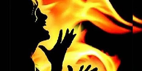 மாணவி மீது பெட்ரோல் ஊற்றி தீ வைத்த இளைஞர் - திருச்சியில் கொடூரம்