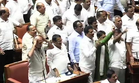 கர்நாடகா சட்டப்பேரவை 10 நிமிடங்கள் ஒத்திவைப்பு