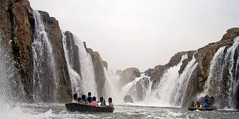 ”சுற்றுலா பயணிகள் ஒகேனக்கலுக்கு வருவதை தவிர்க்க வேண்டும்” - மாவட்ட ஆட்சியர் வேண்டுகோள்