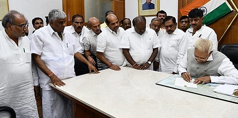 முதலமைச்சர் பதவியை ராஜினாமா செய்தார் குமாரசாமி