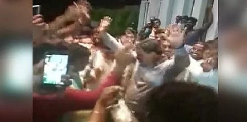 குமாரசாமி அரசு தோல்வி - பட்டாசு வெடித்து பாஜக எம்எல்ஏக்கள் கொண்டாட்டம்