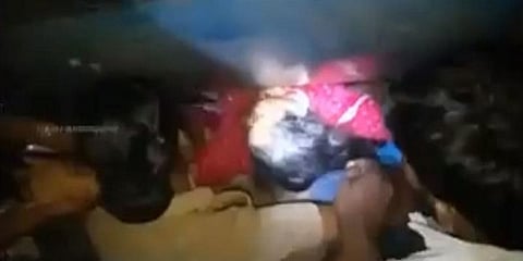 தூக்கத்தில் ரயிலிலிருந்து தவறி விழுந்த பெண் - பிளாட்பாரத்தில் சிக்கிய பரிதாபம்