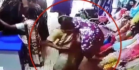 துணிக்கடையில் நூதன முறையில் திருடும் பெண்கள் - சிசிடிவி அம்பலம்