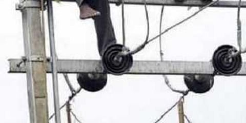 மின்கம்பத்தில் ஏறிய மின்வாரிய ஊழியர் பரிதாப பலி