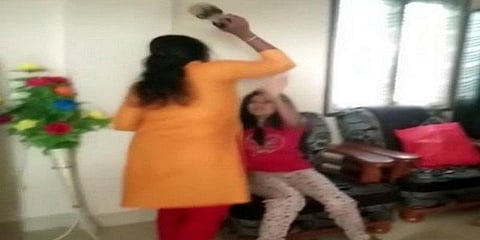 காதலியுடன் வாழ்ந்த கணவர் - வீடு புகுந்து சரமாரியாக அடித்த மனைவி