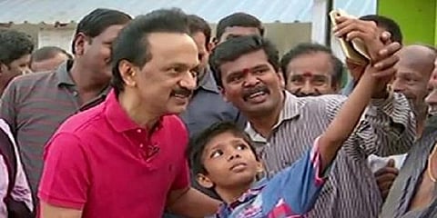 பொதுமக்களுடன் செல்ஃபி : வேலூரில் பரப்புரையை தொடங்கினார் ஸ்டாலின்