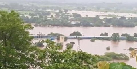 மகாராஷ்டிர வெள்ளத்தில் சிக்கித் தவிக்கும் மகாலட்சுமி எக்ஸ்பிரஸ்