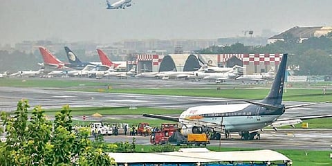 ‘பாம்பேவா?’ என்றதை ‘பாம் இருக்கு’என தவறாக புரிந்து கொண்ட அதிகாரி