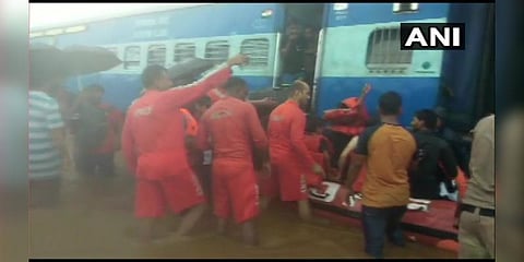 மழையில் சிக்கிய ரயிலில் இருந்து 117 பேர் மீட்பு