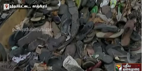 அத்திவரதர் தரிசனம்: கேட்பாரற்று குவிந்து கிடக்கும் பக்தர்களின் காலணிகள்!