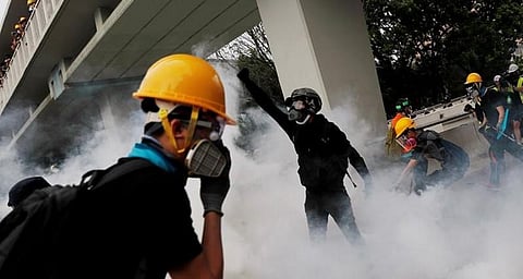 ஹாங்காங்கில் தடையை மீறி பேரணி... போலீசார் கண்ணீர் புகை குண்டுகள் வீச்சு..!