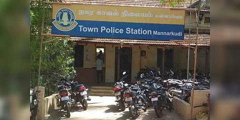 காவல்நிலையத்தில் கிடைத்த ஐம்பொன் சிலை - கிளம்பியது சர்ச்சை ?