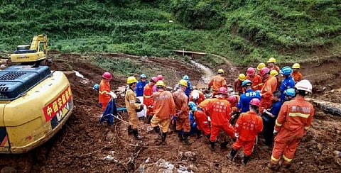 நிலச்சரிவில் சிக்கி சீனாவில் 33 பேர் உயிரிழப்பு