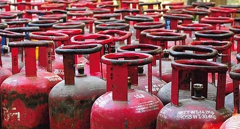 மக்களிடம் வரவேற்பு பெறாத சிலிண்டர் மானியம் விட்டுக் கொடுப்பு திட்டம்