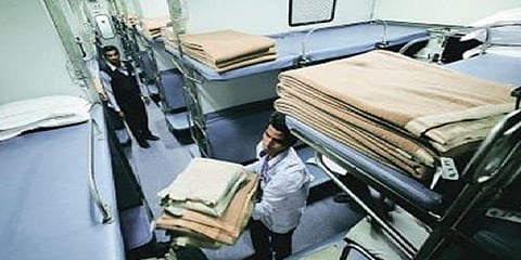 ரயிலின் மேல் படுக்கையிலிருந்து கீழே விழுந்த பெண் உயிரிழப்பு