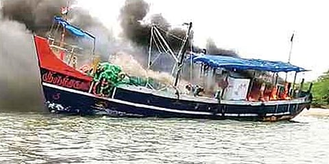 சுருக்கு வலையை பயன்படுத்த எதிர்ப்பு - கடலூர் மீனவர்கள் வேலை நிறுத்தம்