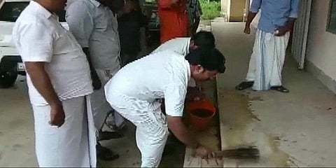 எம்எல்ஏ போராடிய இடத்தை சாணத்தை ஊற்றி கழுவியதால் சர்ச்சை