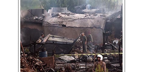 பாகிஸ்தானில் ராணுவ விமானம் விழுந்து நொறுங்கியது: 17 பேர் உயிரிழப்பு