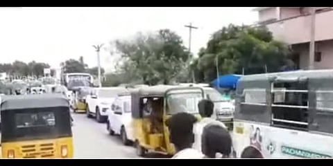 அத்தி வரதர் தரிசனத்திற்காக குவிந்த பக்தர்கள் வாகனம் : நெருக்கடியான காஞ்சிபுரம்