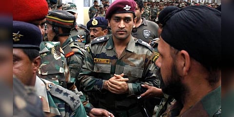 ஜம்மு-காஷ்மீரில் ராணுவ படையுடன் சேர்ந்தார் தோனி