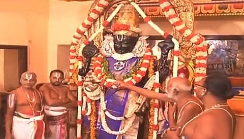 நின்ற கோலத்தில் அருள் பாலிக்கிறார் அத்திவரதர்