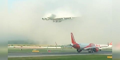 மேகத்தை கிழித்தபடி தரையிறங்கும் ’எமிரேட்ஸ்’: வைரல் வீடியோ!