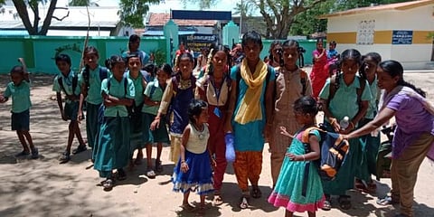 “மழலைகளின் படிப்புக்காக வகுப்பை புறக்கணித்த மாணவர்கள்” - திருச்சியில் நெகிழ்ச்சி