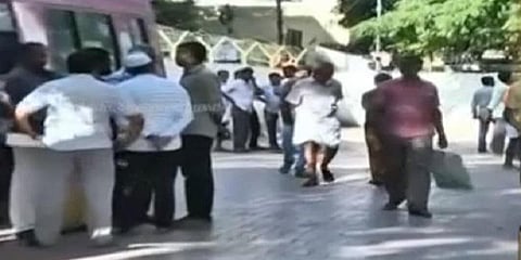 வங்கி முன்பு விஷம் குடித்து விவசாயி தற்கொலை