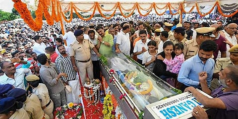 “சித்தார்த் நடந்துக்கொண்ட விதத்தில் ஆச்சர்யமடைந்தேன்” - உருகும் கணினி ஆசிரியர்