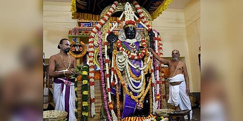 அத்திவரதரின் 33ஆவது நாள் வைபவம்: ஏராளமான பக்தர்கள் தரிசனம்