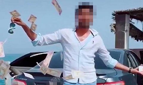 துபாய் பணத்தை வீதியில் தூக்கி எறிந்தவர் கைது - லைக்ஸ் மோகம்