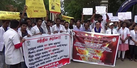 தேசிய மருத்துவ ஆணையத்திற்கு எதிர்ப்பு : மதுரையில் மனிதச் சங்கிலி போராட்டம்