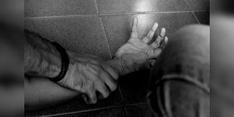 சூதாட்டத்தில் மனைவியை தோற்ற கணவன்: பாலியல் வன்கொடுமை செய்த நண்பர்கள் மீது வழக்கு!