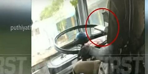 செல்ஃபோன் பார்த்தபடி பேருந்தை இயக்கிய ஓட்டுநர் பணி இடைநீக்கம்