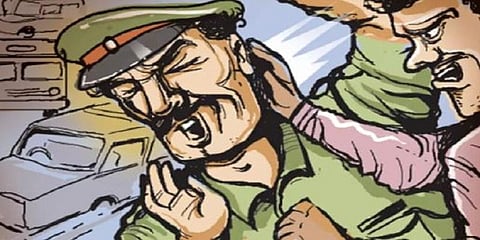 டாஸ்மாக்கில் பீர் வாங்கியபோது தகராறு - காவலரை தாக்கிய மர்ம கும்பல்