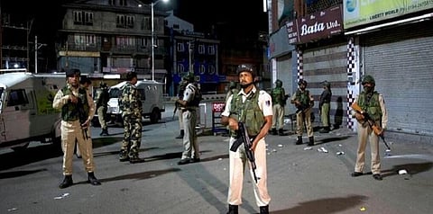 காஷ்மீரில் தொடர்ந்து பதற்றம் நீடிப்பு - ஜம்மு, ஸ்ரீநகரில் 144 தடை உத்தரவு அமல்