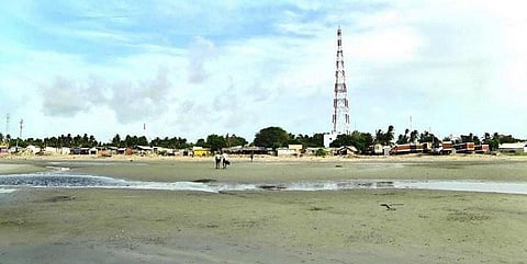 ராமேஸ்வரத்தில் திடீரென உள்வாங்கிய கடல் - மீன்பிடிக்க தடை