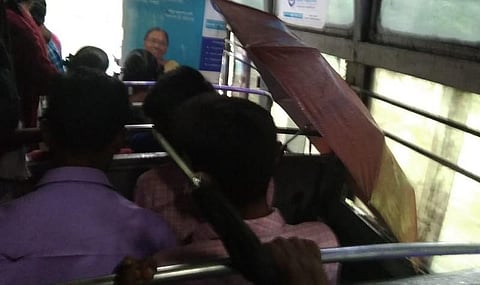 அரசுப் பேருந்திற்குள் மழை.. குடை பிடித்து பயணித்த பயணிகள்..