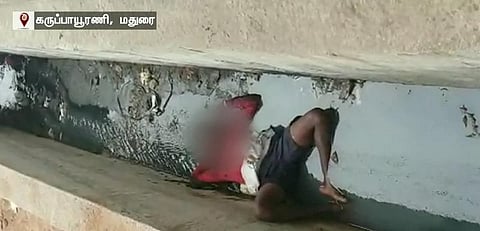 மதுபோதையில் சாக்கடையில் தூங்கிய நபர்...!