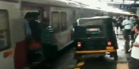 கர்ப்பிணிக்கு உதவ ரயில் நடைமேடைக்கு வந்த ஆட்டோ..! எச்சரித்து அனுப்பிய போலீஸ்..!